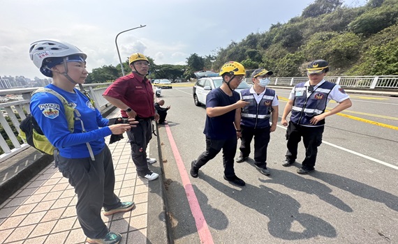 高雄壽山橋傳意外!警消、民力團體架設《繩索吊掛》21公尺高空救援