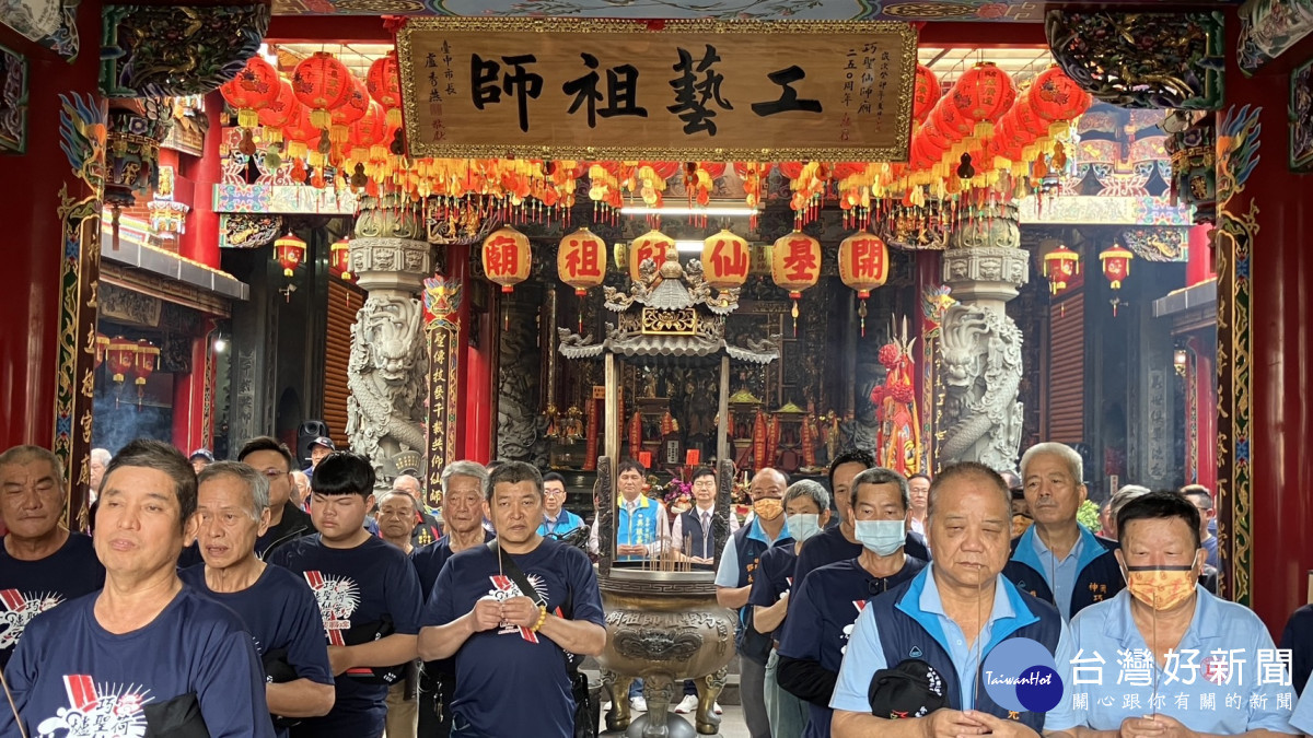 與會貴賓及信眾們大團拜,為環台徒步繞境活動祈福。