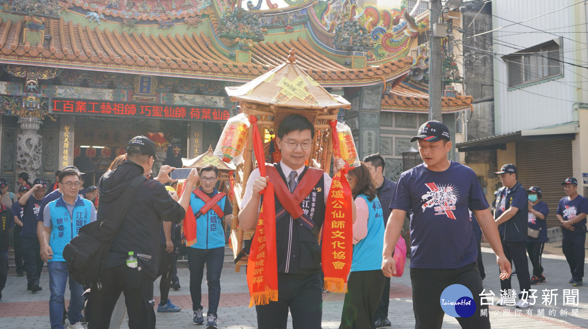 台中市府客委會主委江俊龍代表盧市長,引領繞境隊伍起駕。