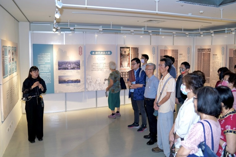 開幕嘉賓認真聆聽展場導覽(社團法人中華翰維文化推廣協會提供)
