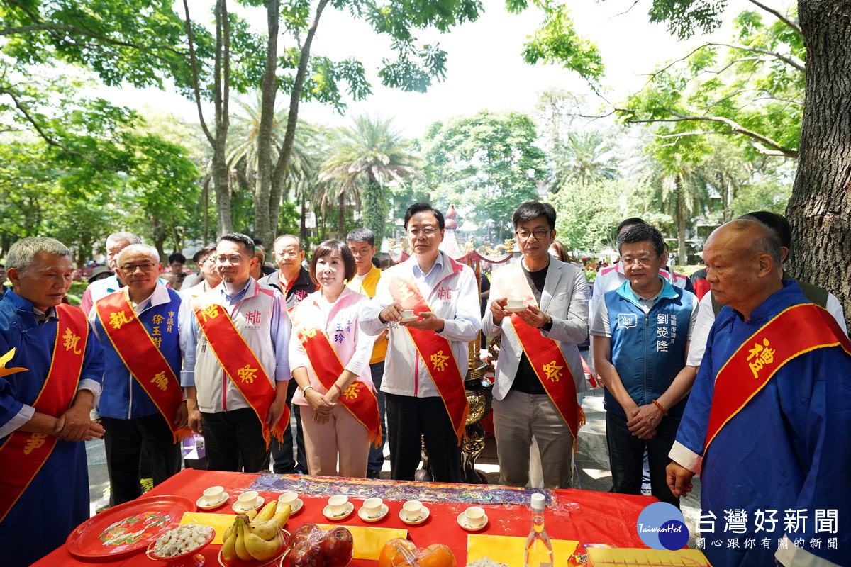 桃園市長張與客委會副主委周江杰擔任主祭共同進行伯公祭儀。