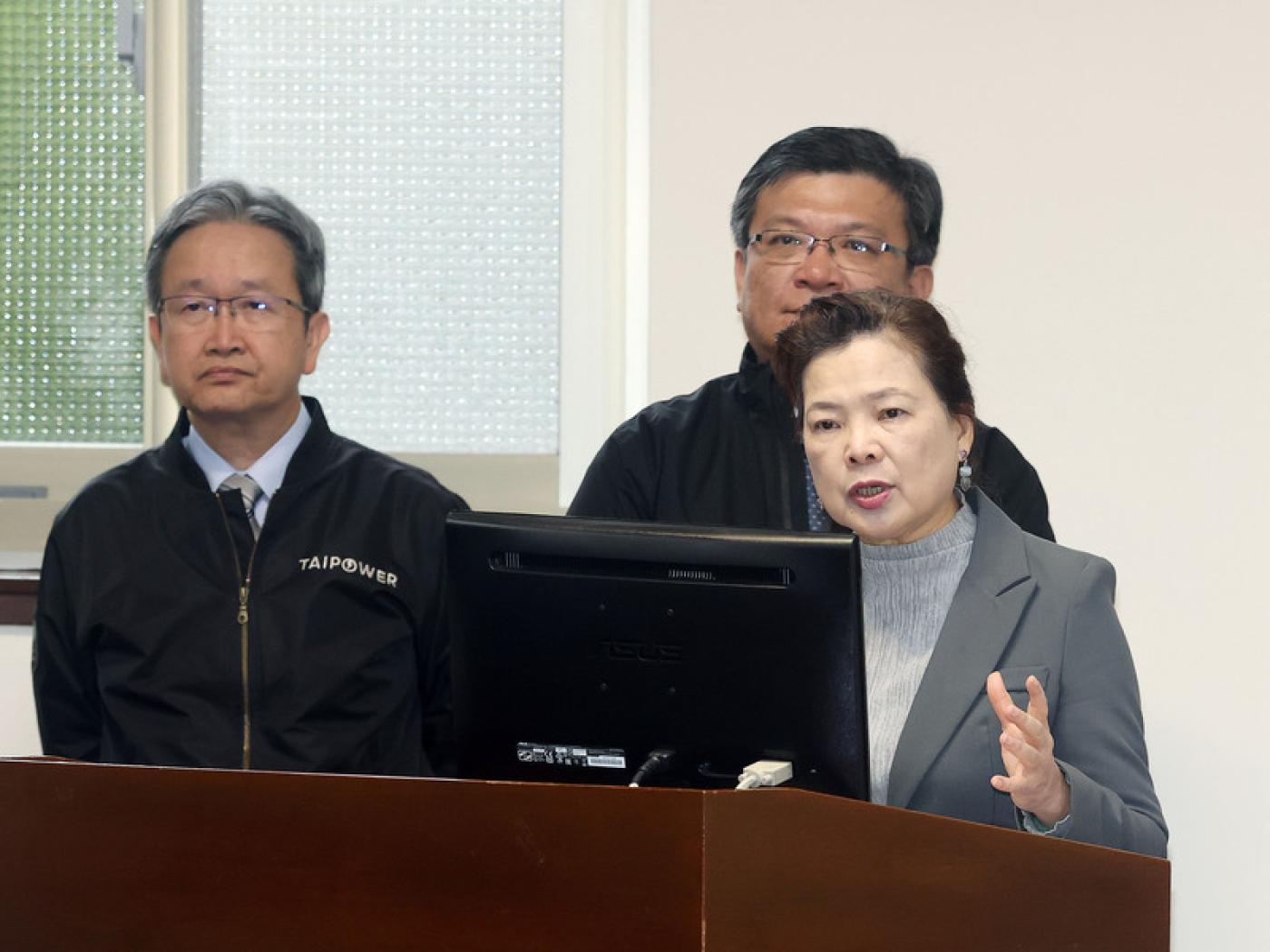 台電總經理王耀庭(左)請辭,經濟部長王美花(前右)及台電代理董事長曾文生(後右)全力慰留。中央社
