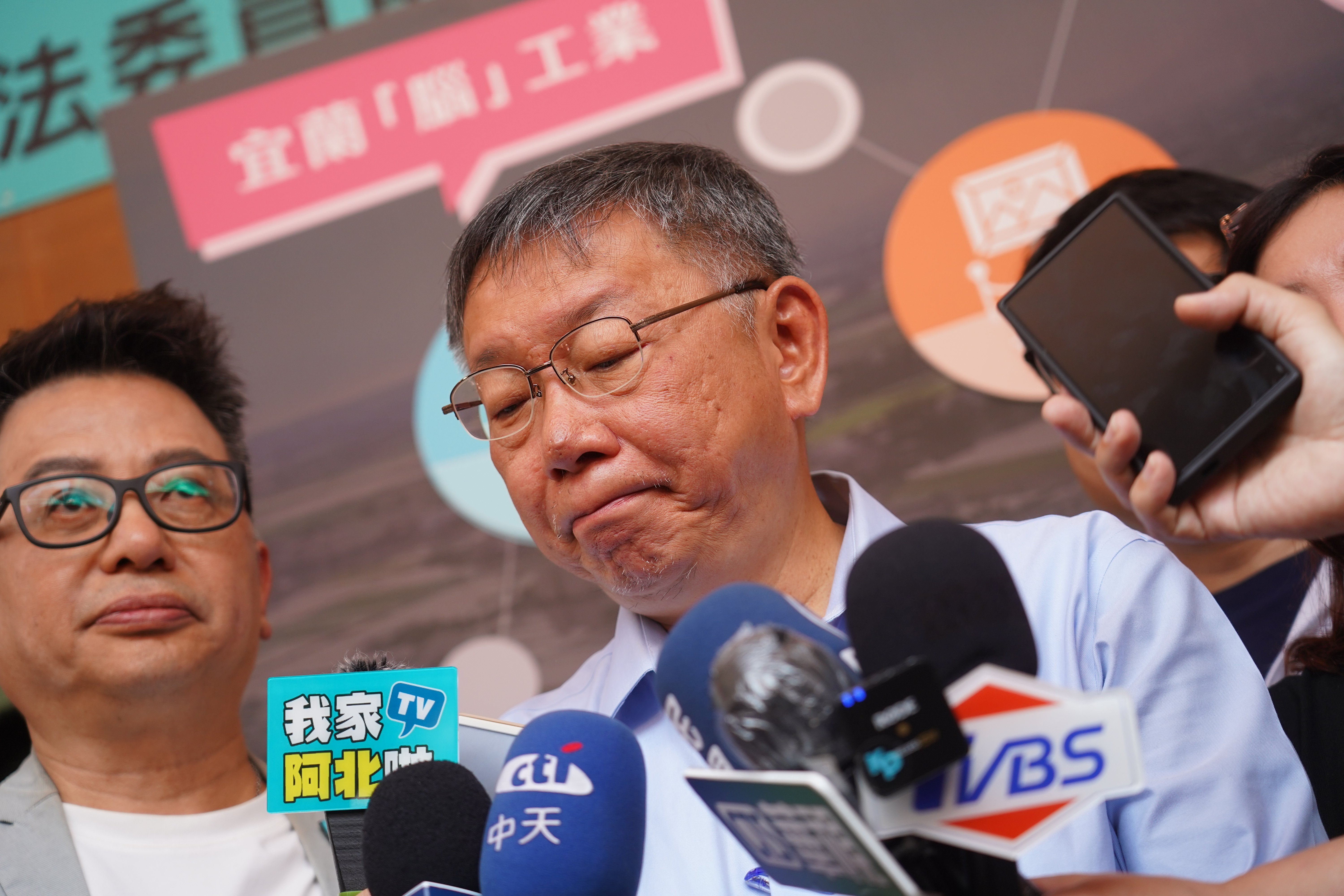 台北流行音樂中心(簡稱北流)1.9億爭議工程款案,台北市政府及文化部遭監察院提出糾正,前市長柯文哲受訪時說:「拜託蔣萬安加油,把它處理掉!」林泊志攝