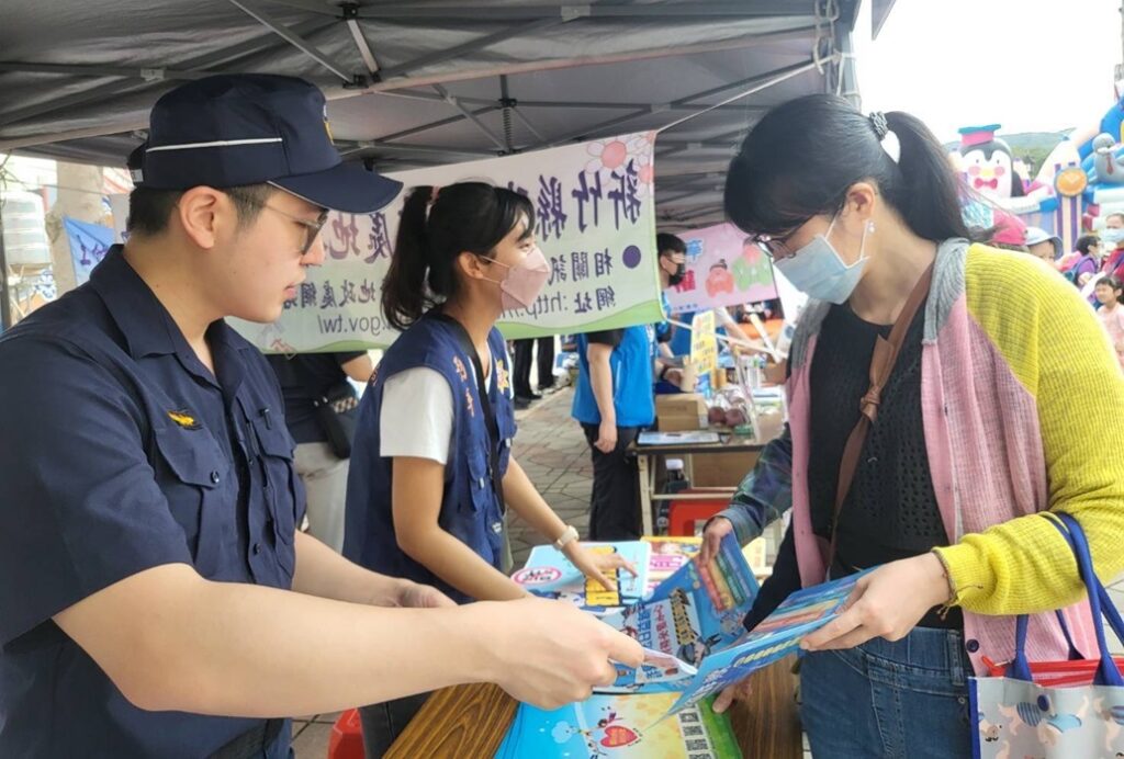 ▲湖口鄉公所於湖口老街旁舉辦「五月賞桐季」,新湖分局特地現場設攤宣導「反詐騙」 (圖/新竹縣政府 提供)