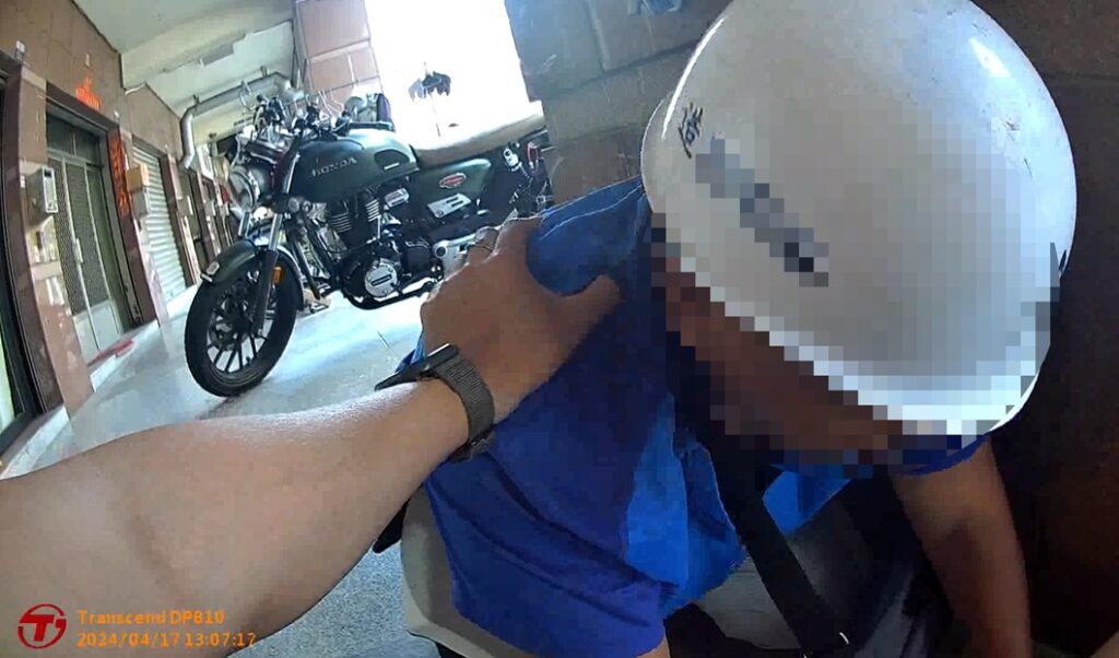▲圖說：陳姓通緝犯戴工程帽搭乘機車遭攔，跳車逃逸遭警包抄就逮 （圖／台中市政府提供）