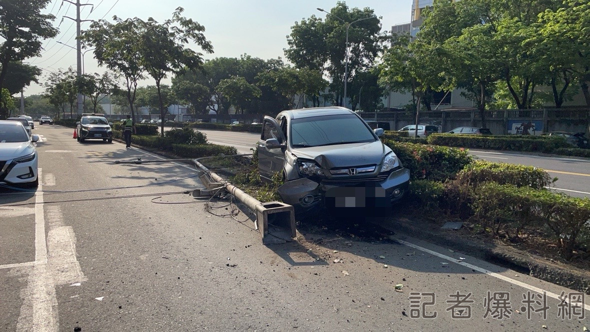 ▲高雄男一早駕車開上分隔島撞壞路燈。（圖／民眾提供）