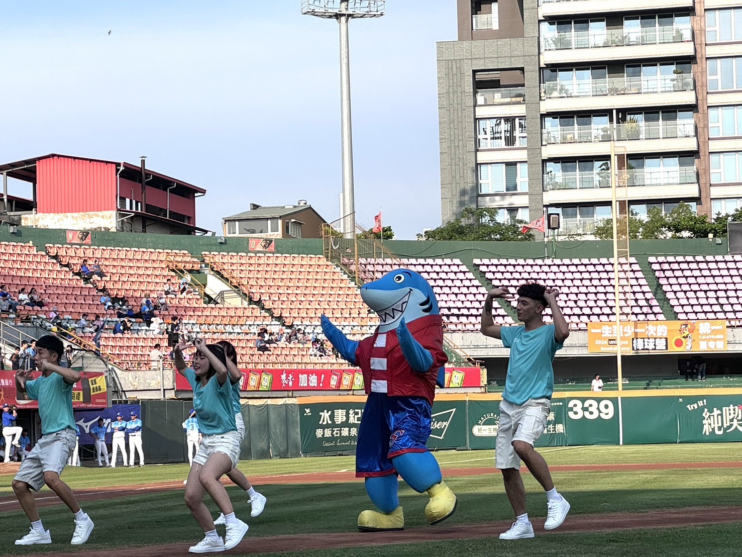 0420遠雄海洋公園吉祥物「鯊魚大哥 Shonky」與舞者為現場球迷帶來應援加油曲-1_0