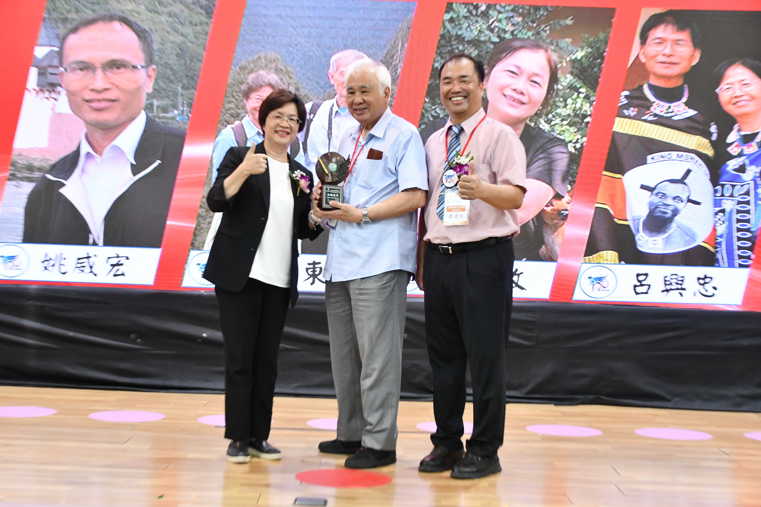 ▲彰化縣和美鎮培英國小走過100年的歲月，培育無數英才，縣長王惠美及校友、師生們，一同切下生日蛋糕，祝福培英國小100歲生日快樂。（記者張溎壕攝）