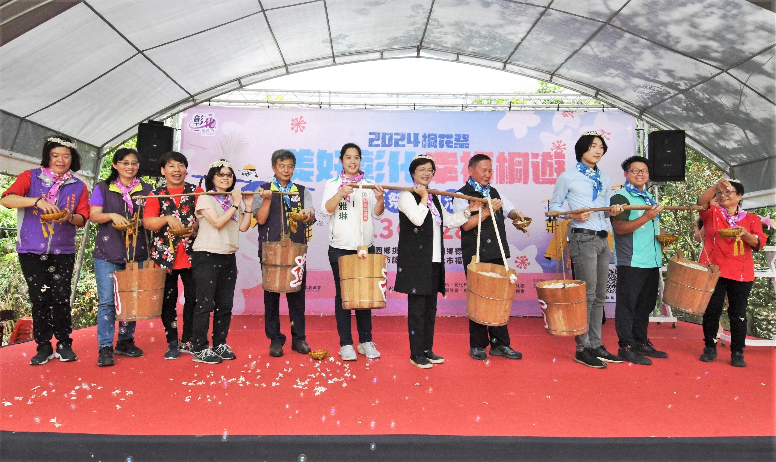 ▲2024桐花祭－美好彰化幸福桐遊如火如荼，吸引了大批遊客前來欣賞盛開的桐花美景，芬園鄉挑水古道成為了遊客們最喜愛的賞花地點之一。（記者張溎壕攝）