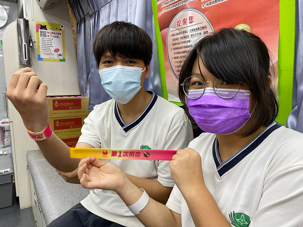 捐血車來到臺南慈濟高中,鼓勵年滿17歲的熱血青年一起來當首捐族!