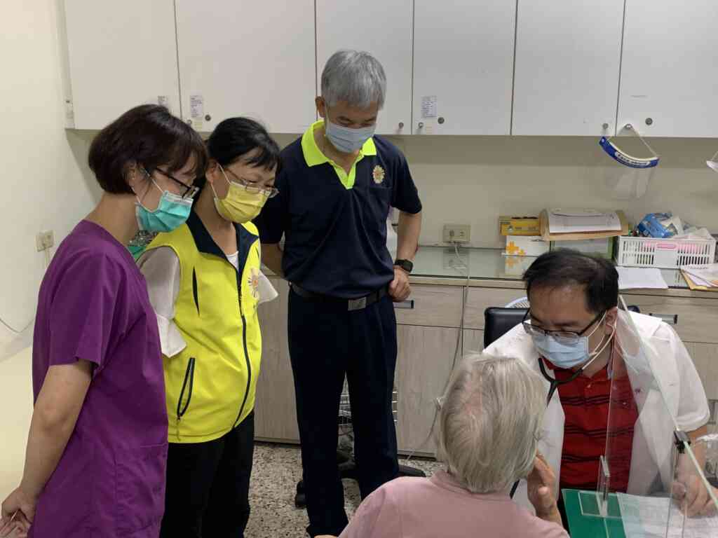 ▲中彰榮家主任呂德義關心住民看診情形。(記者林明佑翻攝)