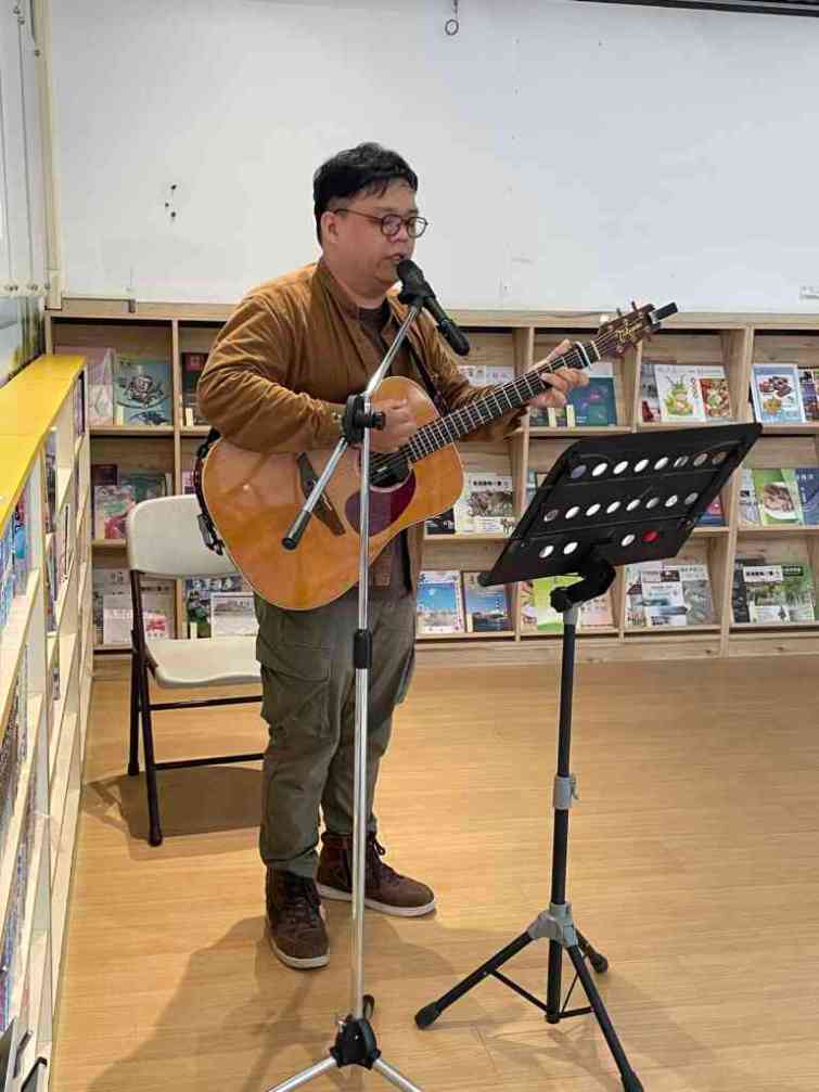 ▲「秀工藝起」師生聯展開幕式，安排校友東東音樂工作室負責人黃得東老師以吉他演奏揭開序幕。（記者林明佑翻攝）