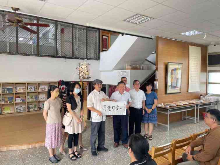 ▲建國科大設計學院院長林清鏡致贈書法作品。（記者林明佑翻攝）