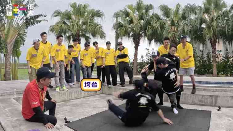 ▲《綜藝玩很大》Energy挑戰5人Breaking倒立合體失敗（好看娛樂提供）
