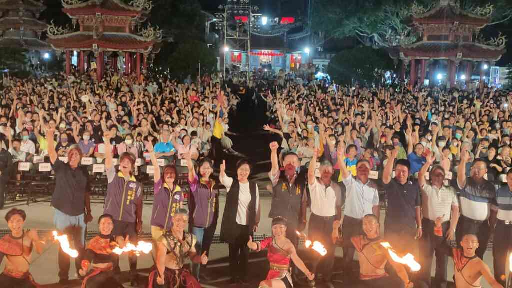 ▲彰化縣政府今年特舉辦3場桐花之夜精彩活動,今晚首場「即將成真火舞團」在芬園寶藏寺演出劇碼《火爾摩莎Firemosa》,縣長王惠美與會欣賞,與2000餘名大小朋友們同樂。(彰化縣政府提供)