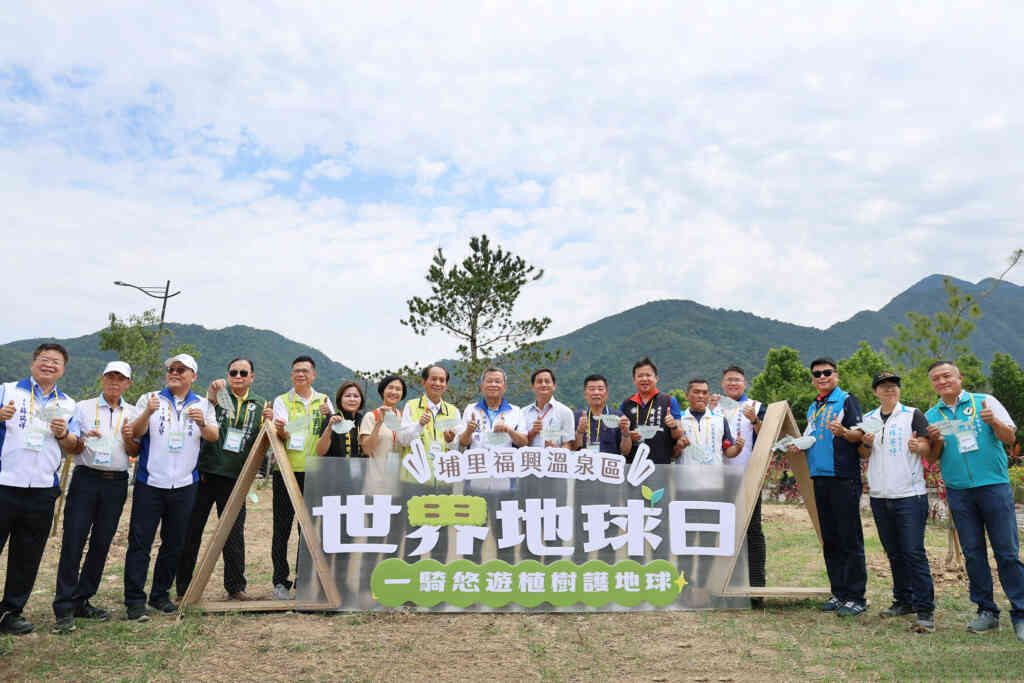 ▲南投縣響應世界地球日!一騎悠遊植樹護地球活動,吸引了上千民眾參加,共同以行動植樹減碳護地球。(記者張玉泰翻攝)