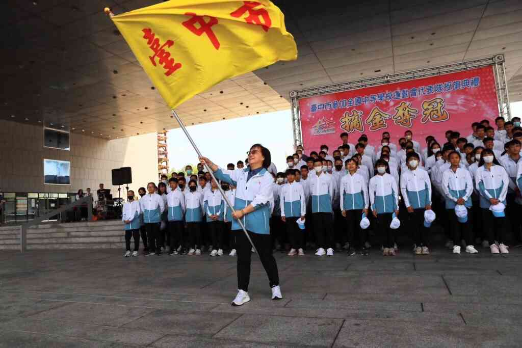 ▲ 賴淑惠副市長揮動台中市旗。(記者廖妙茜翻攝)