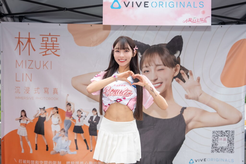 林襄親售專屬限定「襄民認同卡」。（HTC VIVE ORIGINALS提供）