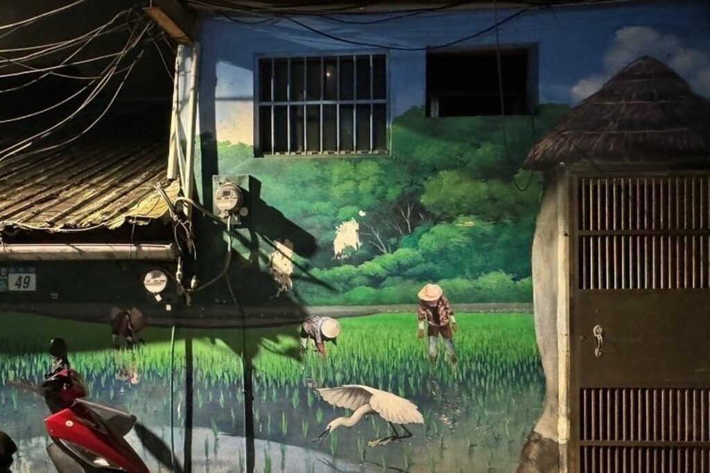 唯恐老翁發生意外,原想通知鎖匠或消防人員協助破門而入時,剛好抬頭看見大門上方有一片氣窗