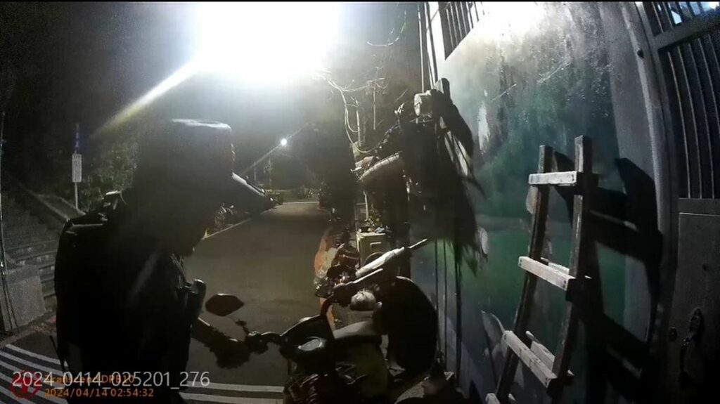 員警立即在附近找來木梯,由警員林沅圻爬上氣窗