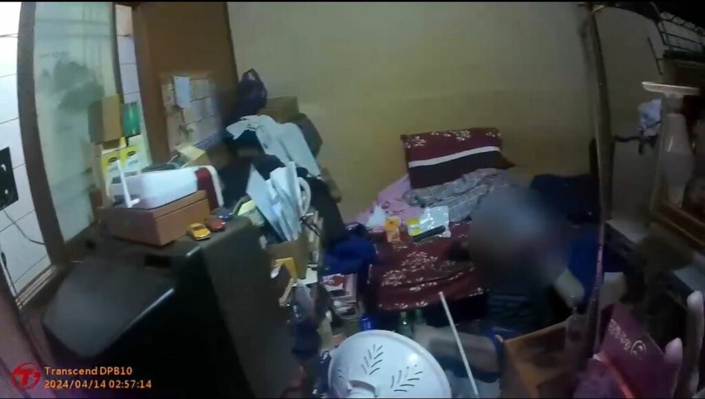 警消人員入內後發現老翁全身虛弱躺在地上,唇色發黑且臉色蒼白,雙手摀著胸口
