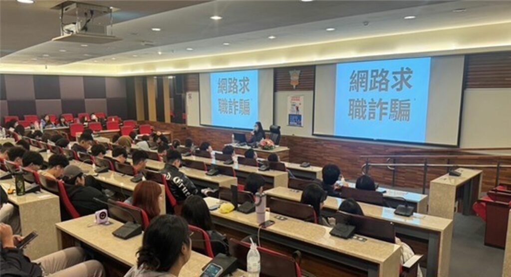 士林分局於113年4月間接續在轄內文化大學向學生宣導反詐騙及反毒,及天母三玉宮針對「識詐」剖析各式詐騙手法