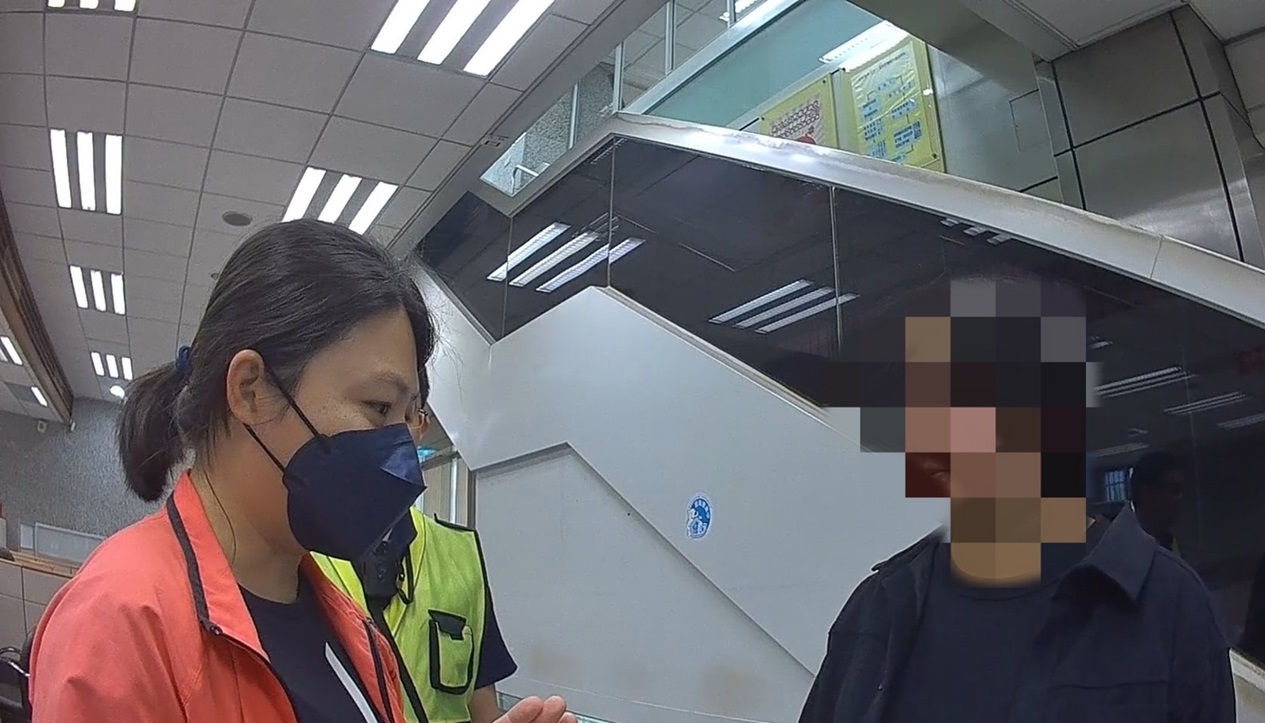 ▲圖說:蘇女臨櫃提款欲「儲值」投資虛擬貨幣,員警獲報後趕往銀行勸阻 (圖/台中市政府提供)