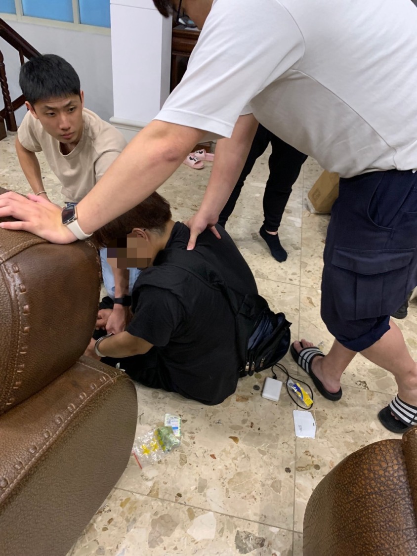 林口分局在行動中查獲了手機、收據、印章及名牌等一系列犯罪證據,並將相男依詐欺罪名送辦。(記者黃荷琇 翻攝)