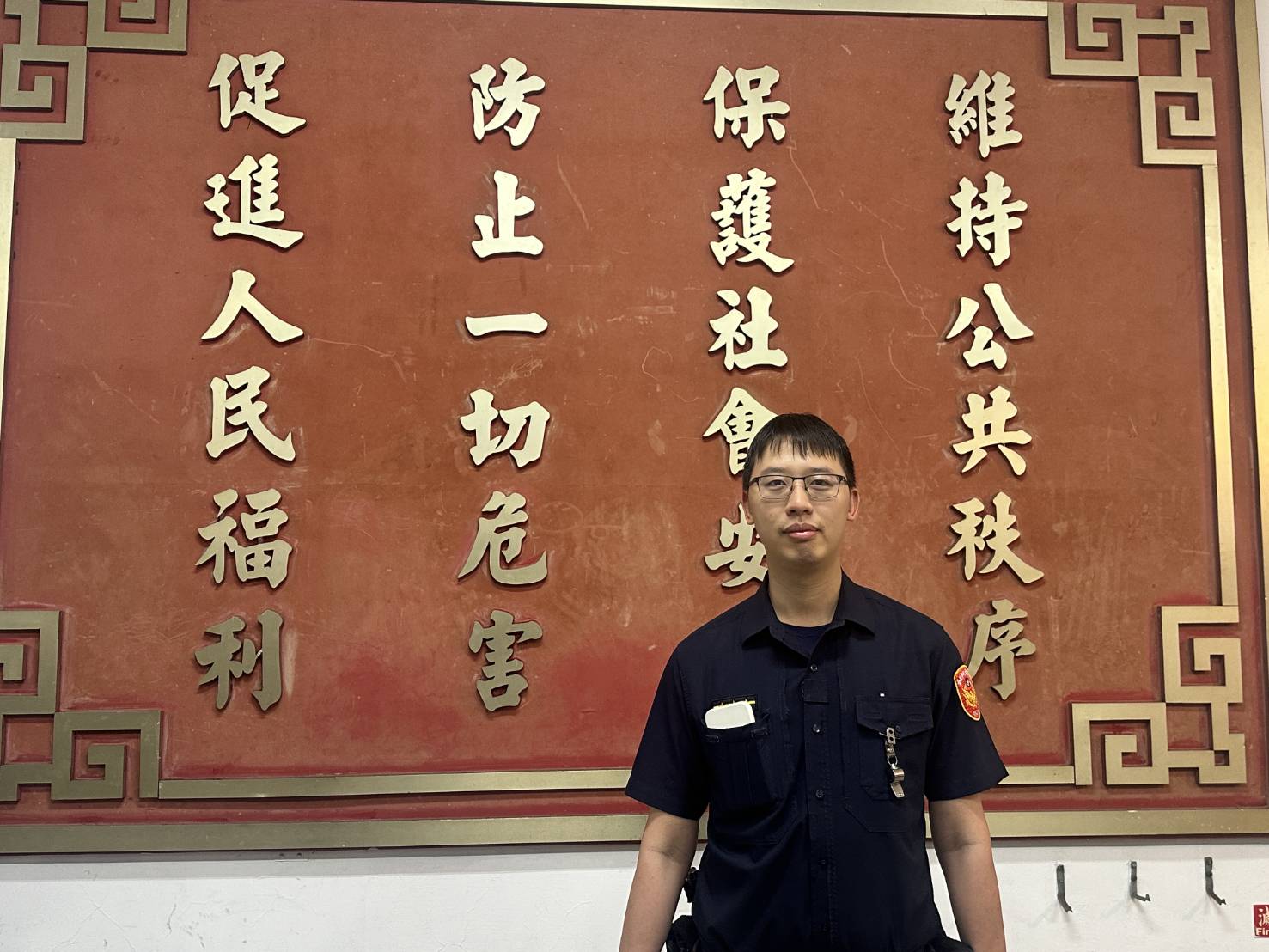 萬芳派出所警員葉晨榆執行交通執法勤務時,協助兩名急迫民眾尋回遺失物品。(記者黃荷琇 翻攝)
