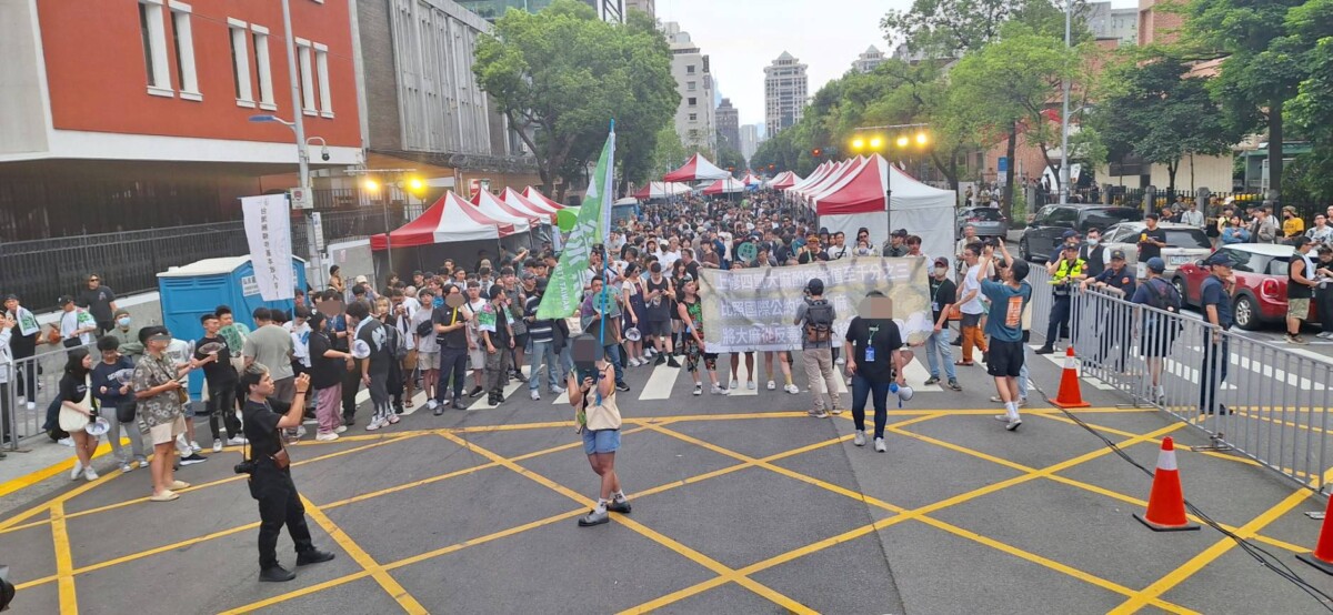 ▲現場參與民眾於下午4:20出發繞行立法院1圈,希望喚起立法委員與社會大眾對大麻議題的關注。(記者吳勝峯拍攝)