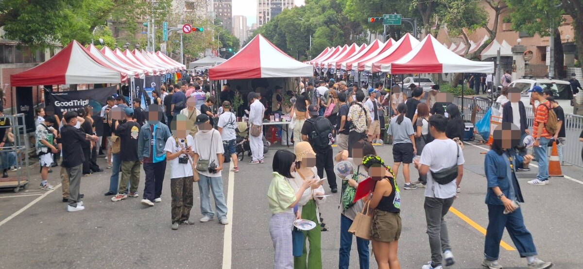▲活動現場創意市集攤商額滿,參與民眾也相踴躍。(記者吳勝峯拍攝)