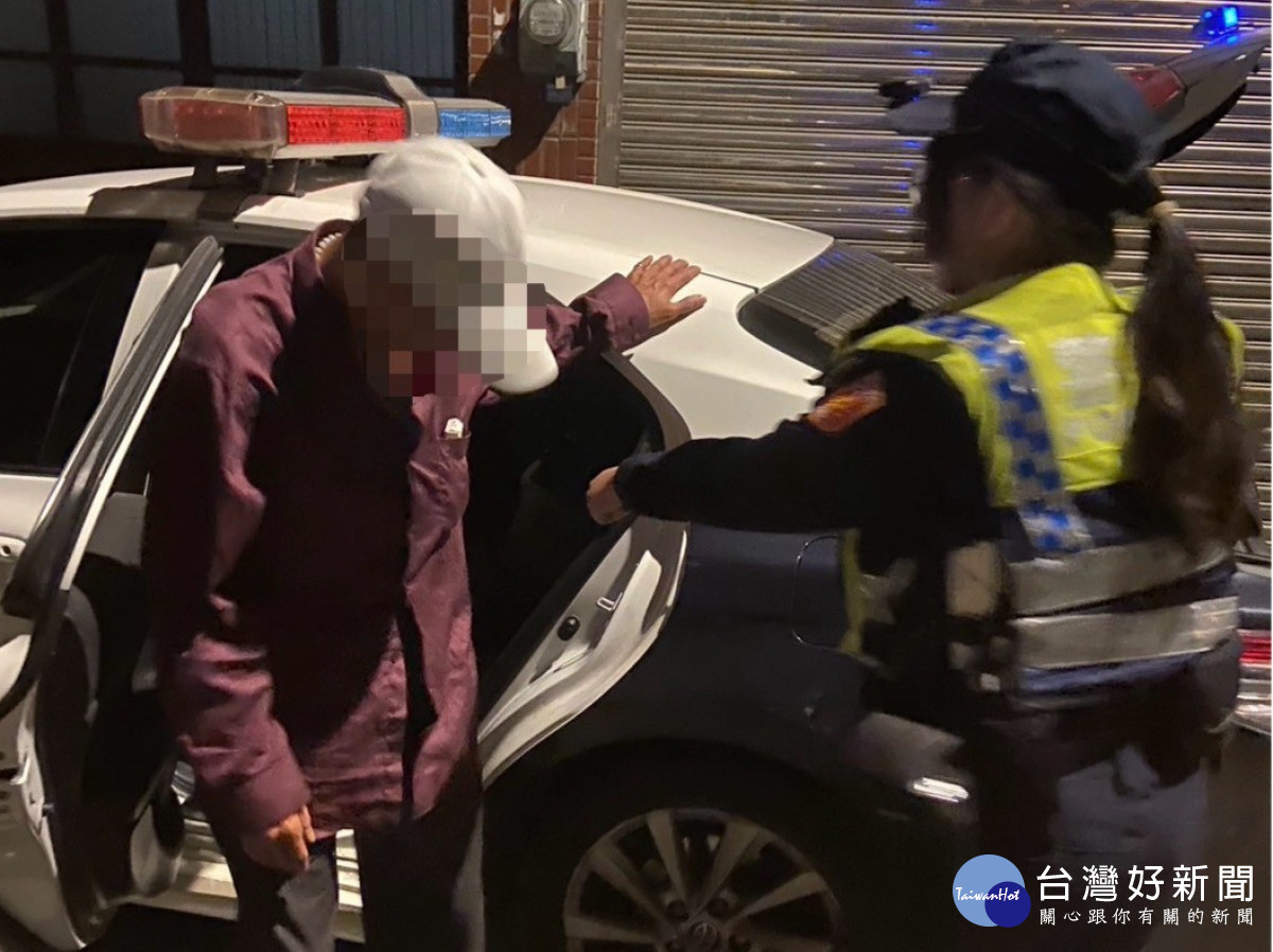 巡邏遇酒醉路倒民眾,楊梅警助返家。