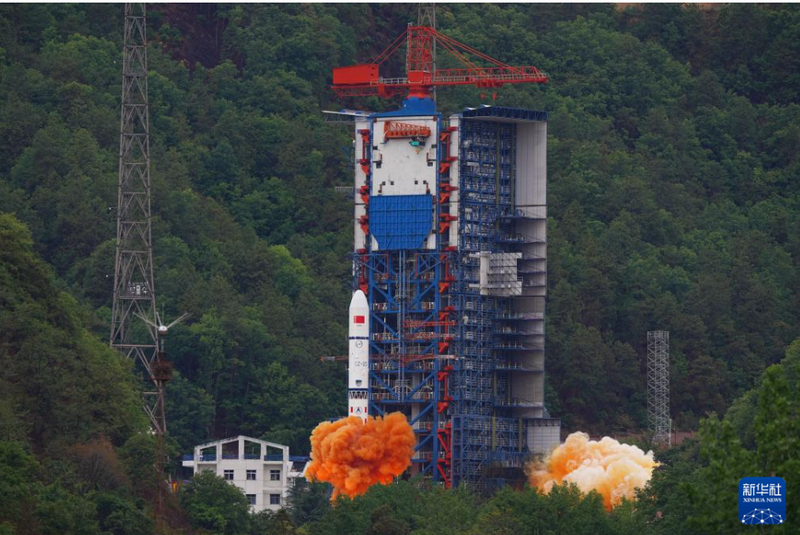 中國位於四川的西昌衛星發射中心今(21日)早上7時許執行運載火箭搭載衛星發射任務。翻攝新華社