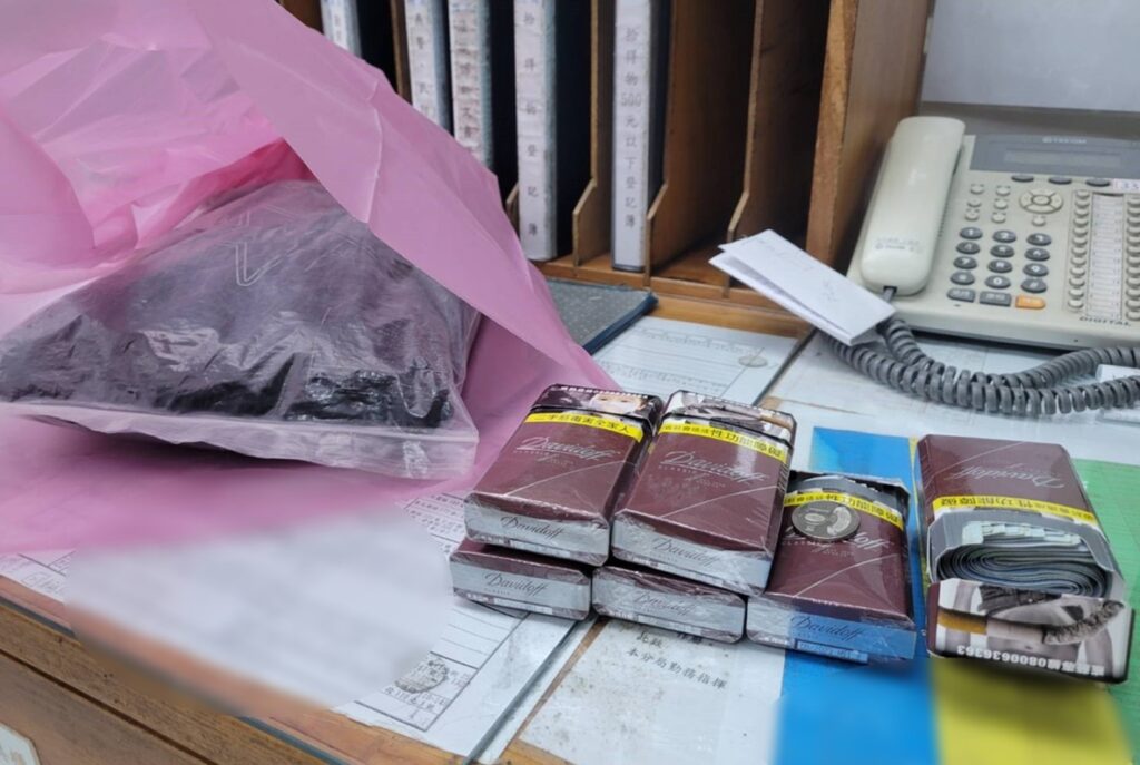 ▲圖說:黃姓女清潔員拾獲一袋衣物,內有7個香菸盒塞滿35萬現金 (圖/台中市政府提供)