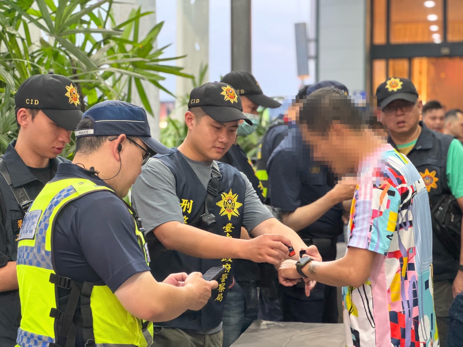 ▲台南千人盛宴驚動上百警 拘捕2未成年、1人移送地檢(圖/翻攝畫面)