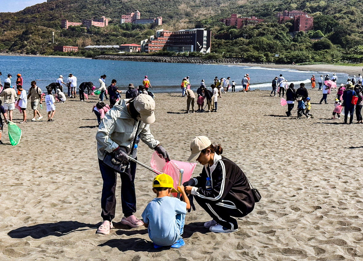 ▲每拾起一個垃圾，就是為地球減輕重量的開始。（圖/和泰TOYOTA提供）