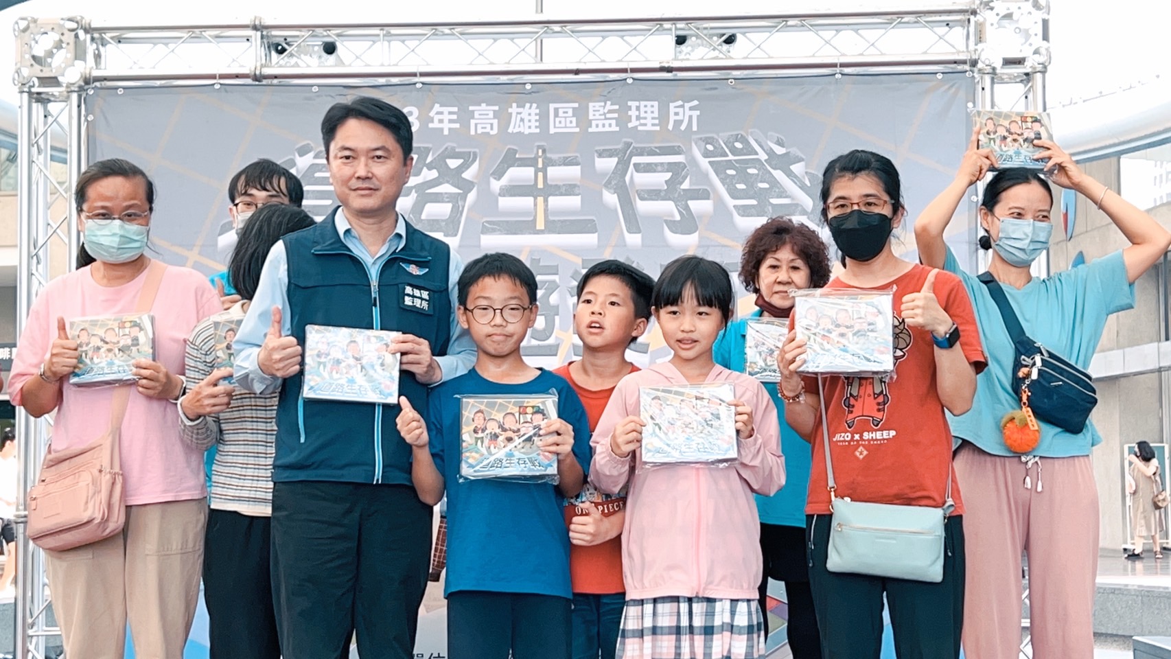 ▲ 高雄區監理所所長李瑞銘頒發活動早鳥禮(所方提供)