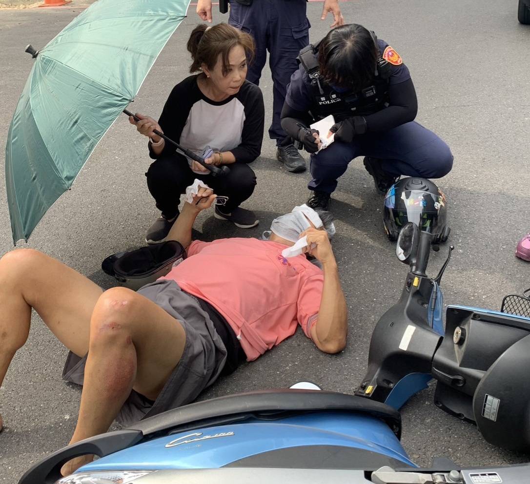 ▲台南市南區體育路橄欖球場前，上午發生一起機車車禍事故，台南市議員林美燕正巧路過該處，為傷者撐傘遮住炎炎烈日。（圖／記者陳彥霖翻攝）