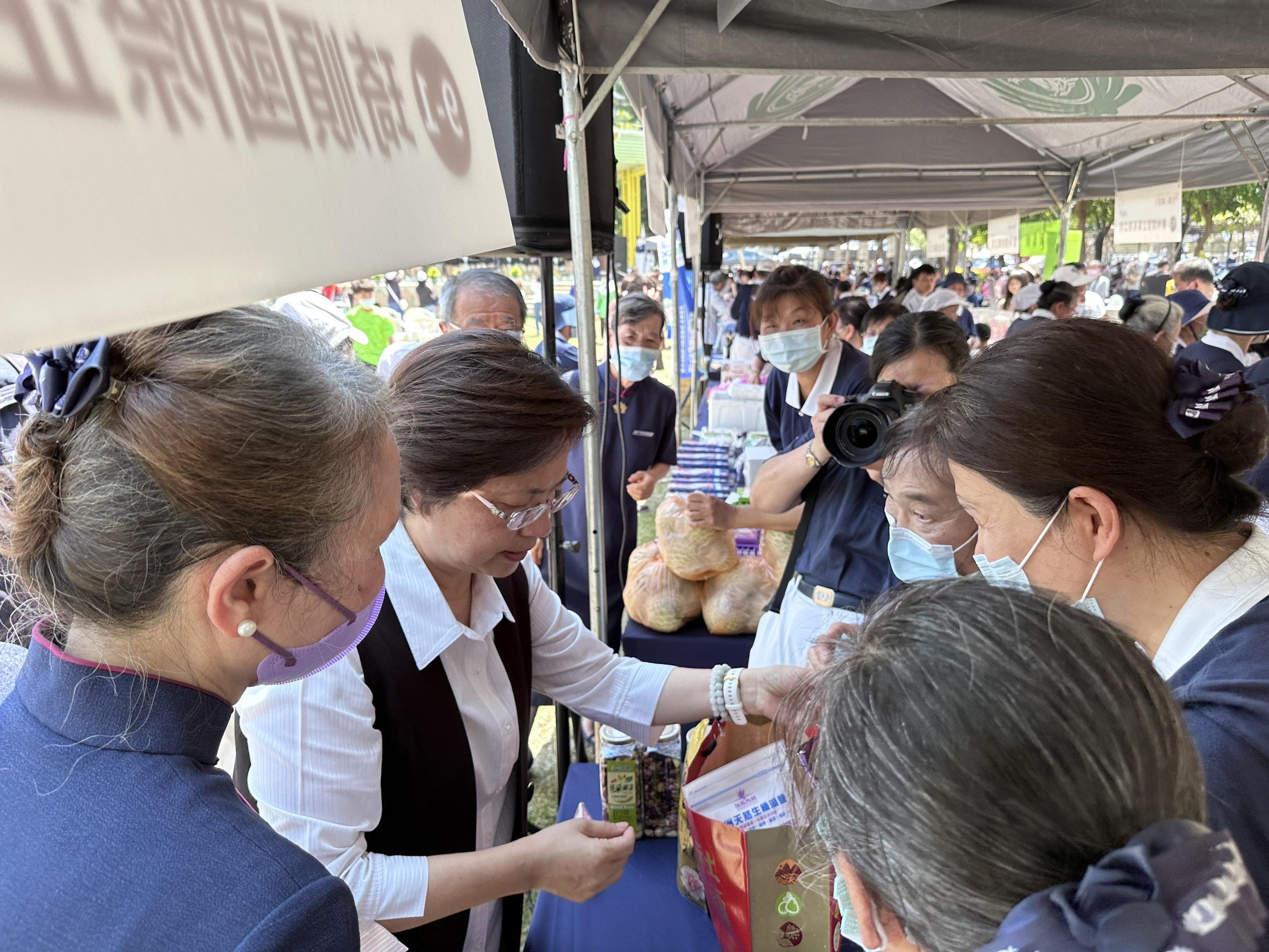 ▲0403地震造成花蓮災情嚴重,慈濟基金會在員林公園舉辦「花蓮震災」義賣愛心市集,彰化縣長王惠美也掏錢購物做愛心,所得全數捐作花蓮賑災之用。(記者張溎壕攝)