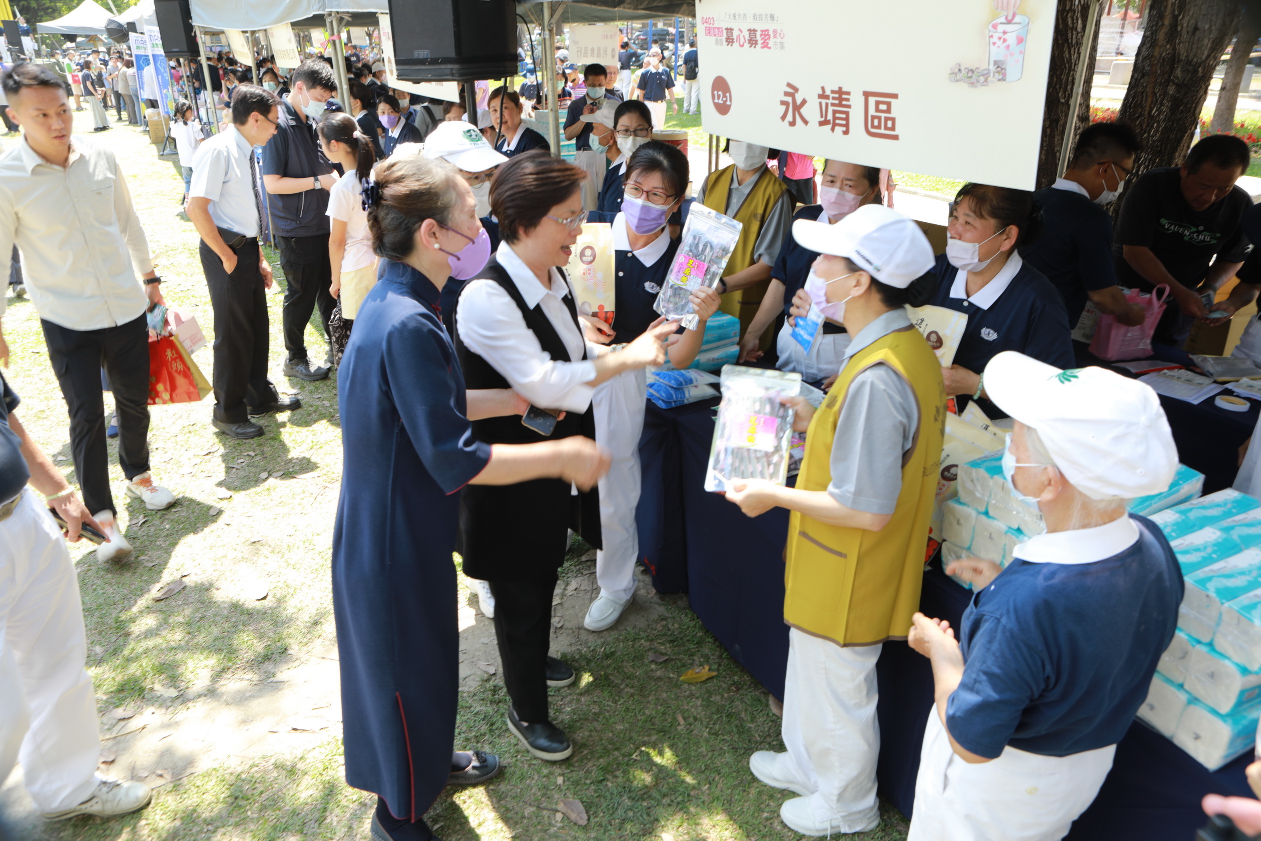 ▲0403地震造成花蓮災情嚴重，慈濟基金會在員林公園舉辦「花蓮震災」義賣愛心市集，彰化縣長王惠美也掏錢購物做愛心，所得全數捐作花蓮賑災之用。（記者張溎壕攝）