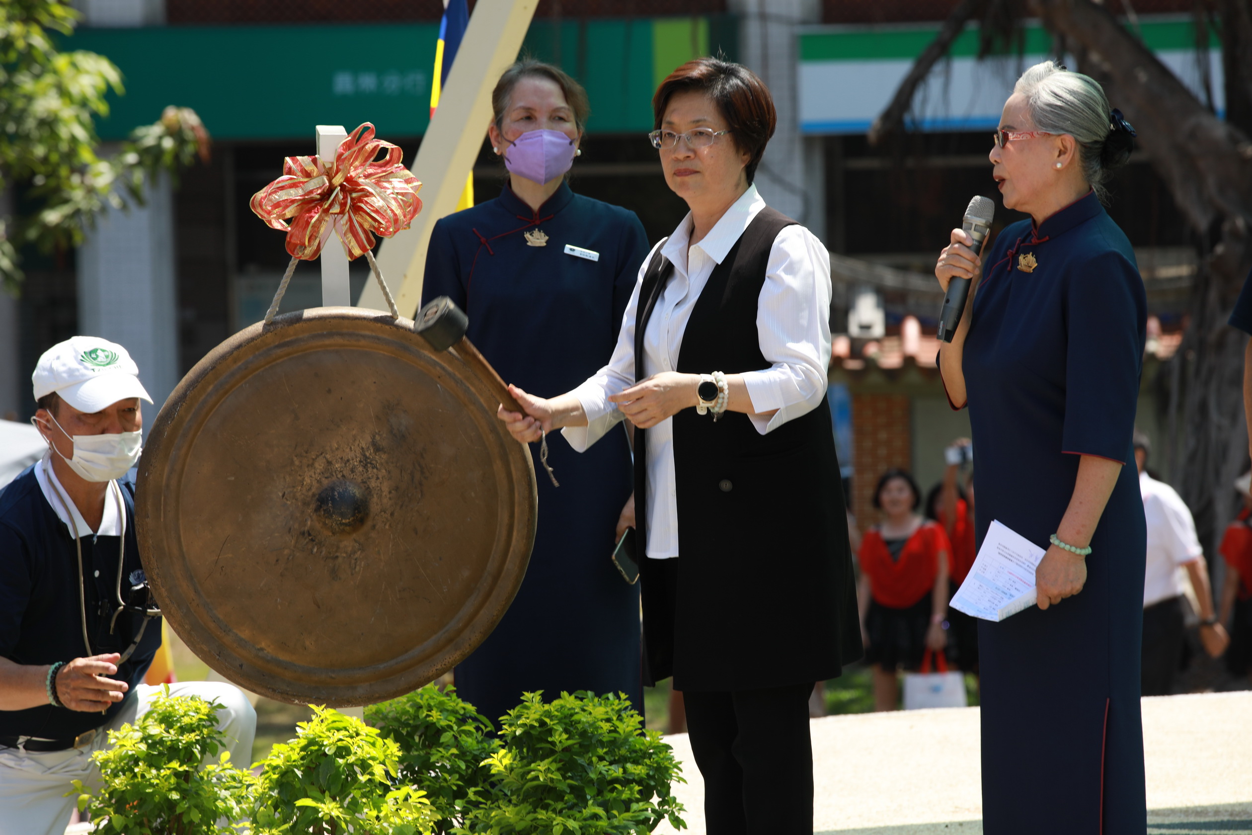 ▲0403地震造成花蓮災情嚴重，慈濟基金會在員林公園舉辦「花蓮震災」義賣愛心市集，彰化縣長王惠美也掏錢購物做愛心，所得全數捐作花蓮賑災之用。（記者張溎壕攝）