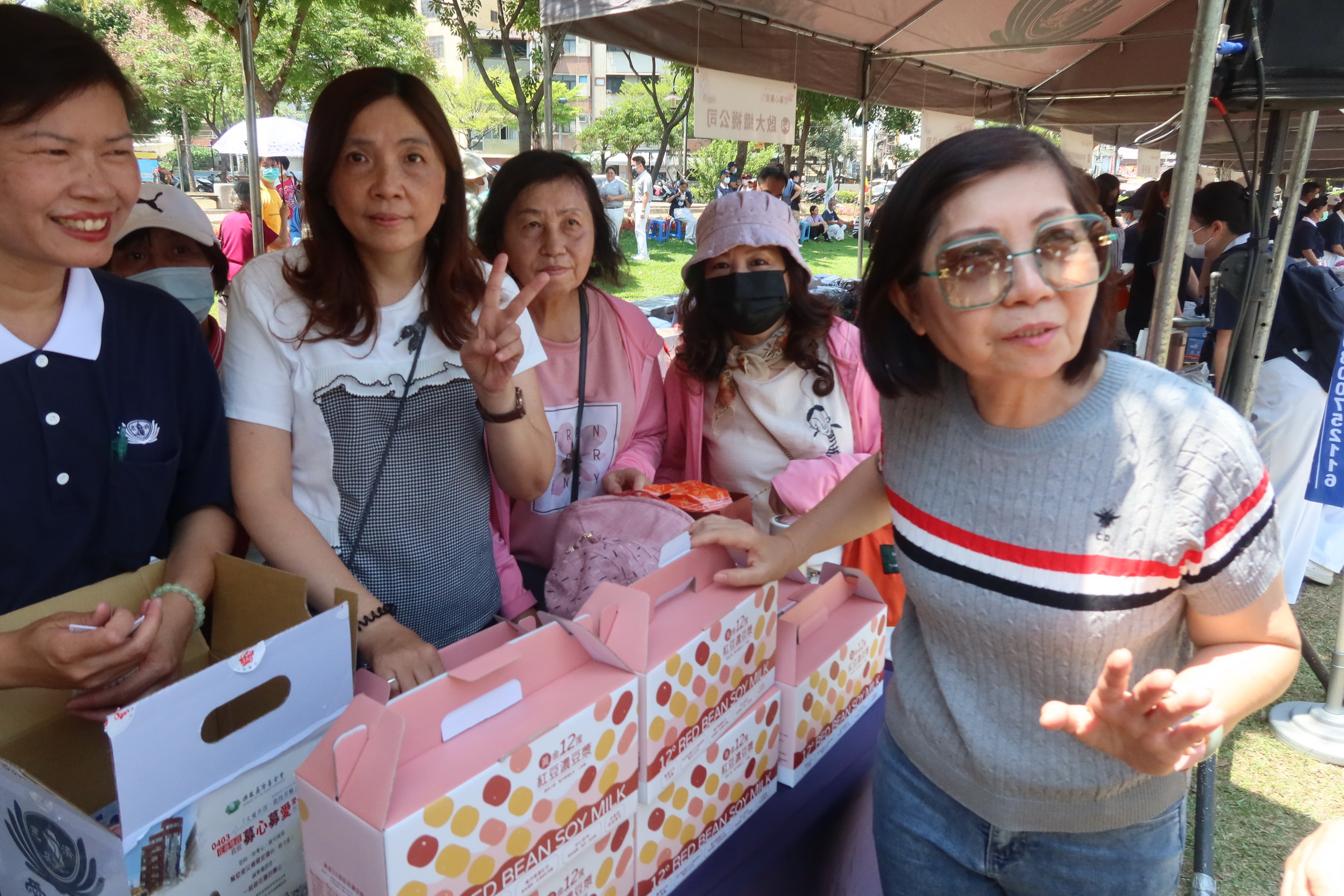 ▲0403地震造成花蓮災情嚴重，慈濟基金會在員林公園舉辦「花蓮震災」義賣愛心市集，彰化縣長王惠美也掏錢購物做愛心，所得全數捐作花蓮賑災之用。（記者張溎壕攝）