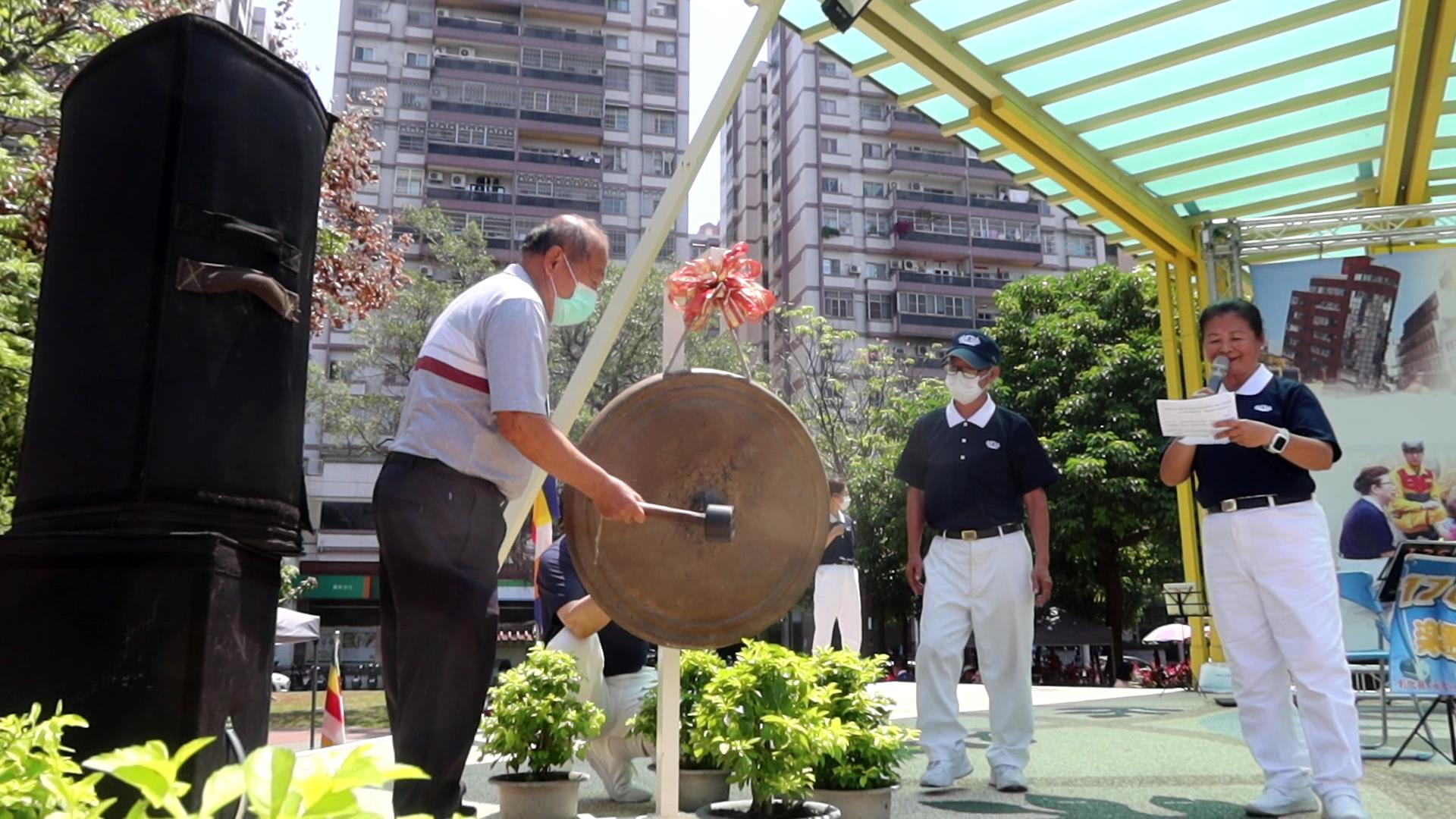 ▲0403地震造成花蓮災情嚴重，慈濟基金會在員林公園舉辦「花蓮震災」義賣愛心市集，彰化縣長王惠美也掏錢購物做愛心，所得全數捐作花蓮賑災之用。（記者張溎壕攝）
