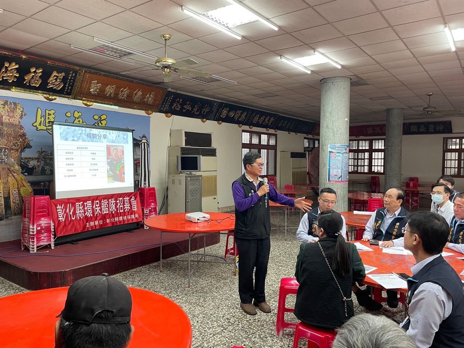 ▲彰化縣環境保護局推動環保艦隊計畫，已有273艘船筏加入此行列，透過在地漁民及蚵農的一邊作業一邊打撈海洋垃圾，一同守護海洋。（彰化縣環保局提供）