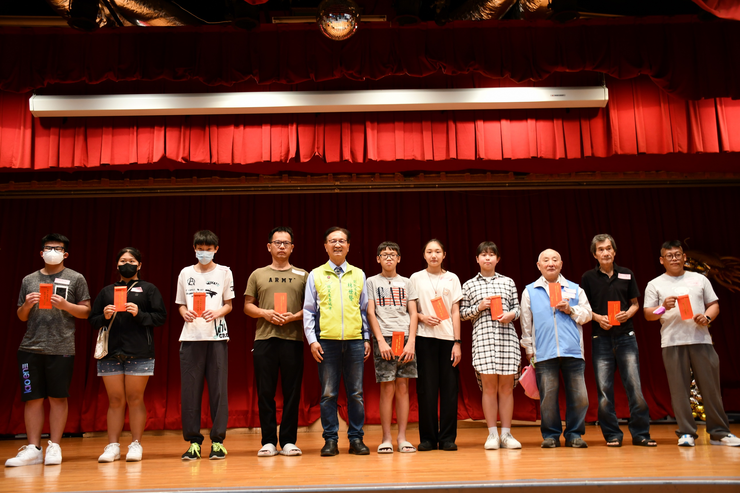 ▲彰化市公所發放教育補助金,有341位學子受惠,市長林世賢呼籲受助學生要心存感恩,將來有能力時也要回饋社會。(記者張溎壕攝)