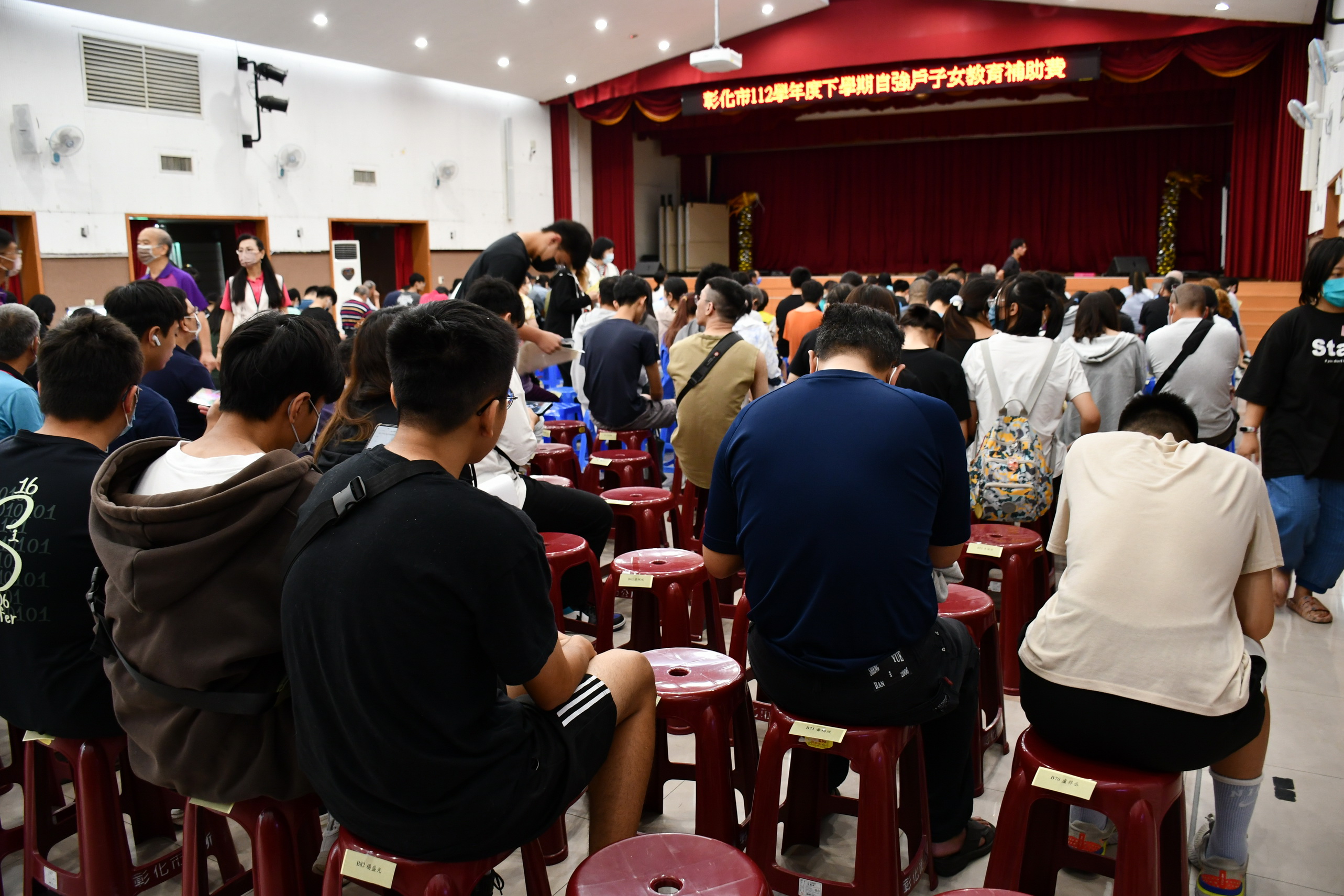 ▲彰化市公所發放教育補助金，有341位學子受惠，市長林世賢呼籲受助學生要心存感恩，將來有能力時也要回饋社會。（記者張溎壕攝）