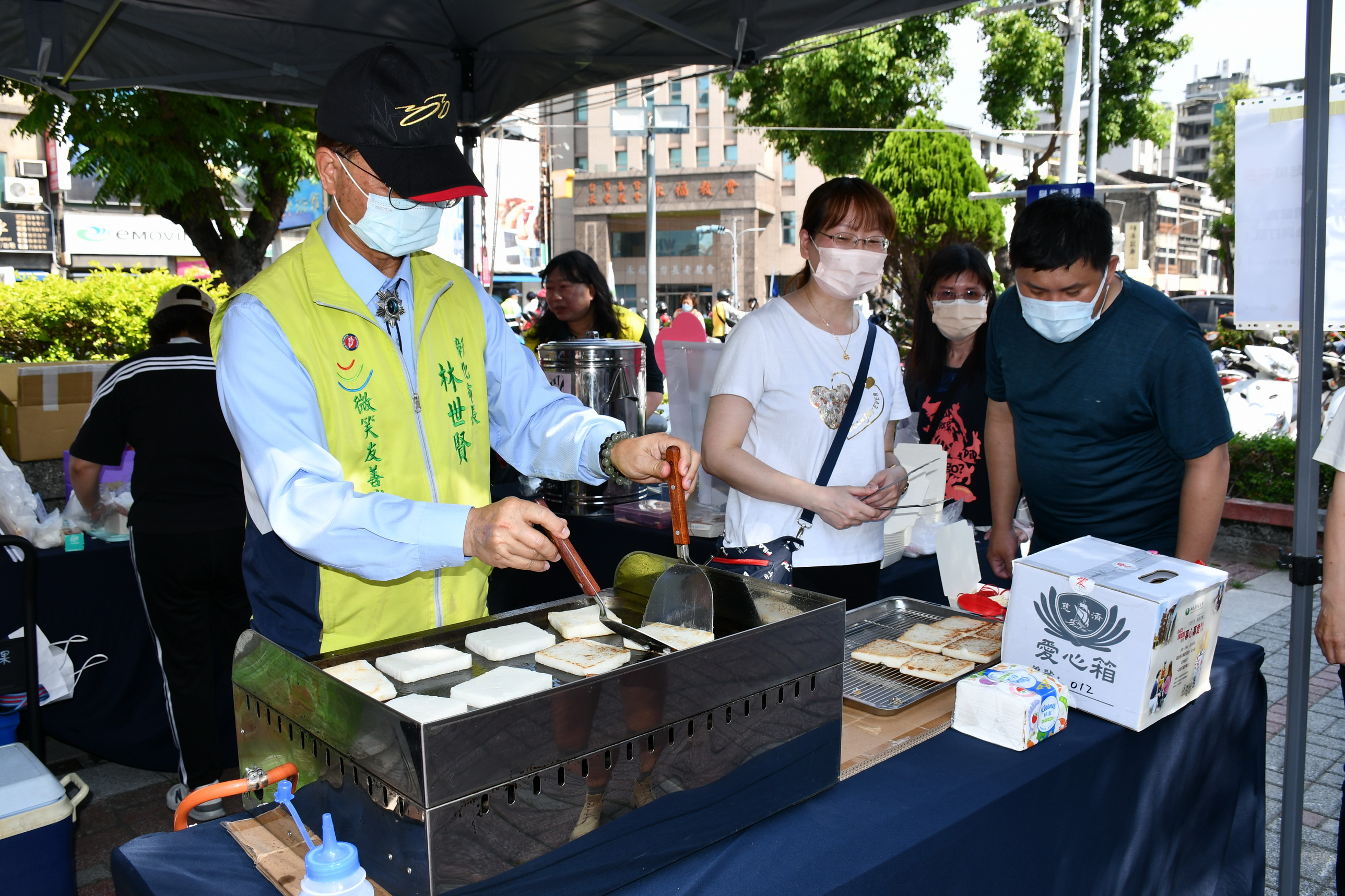 ▲彰化市公所結合佛教慈濟慈善基金會發起「花蓮震災救援募心募愛」愛心市集義賣活動。（記者張溎壕攝）