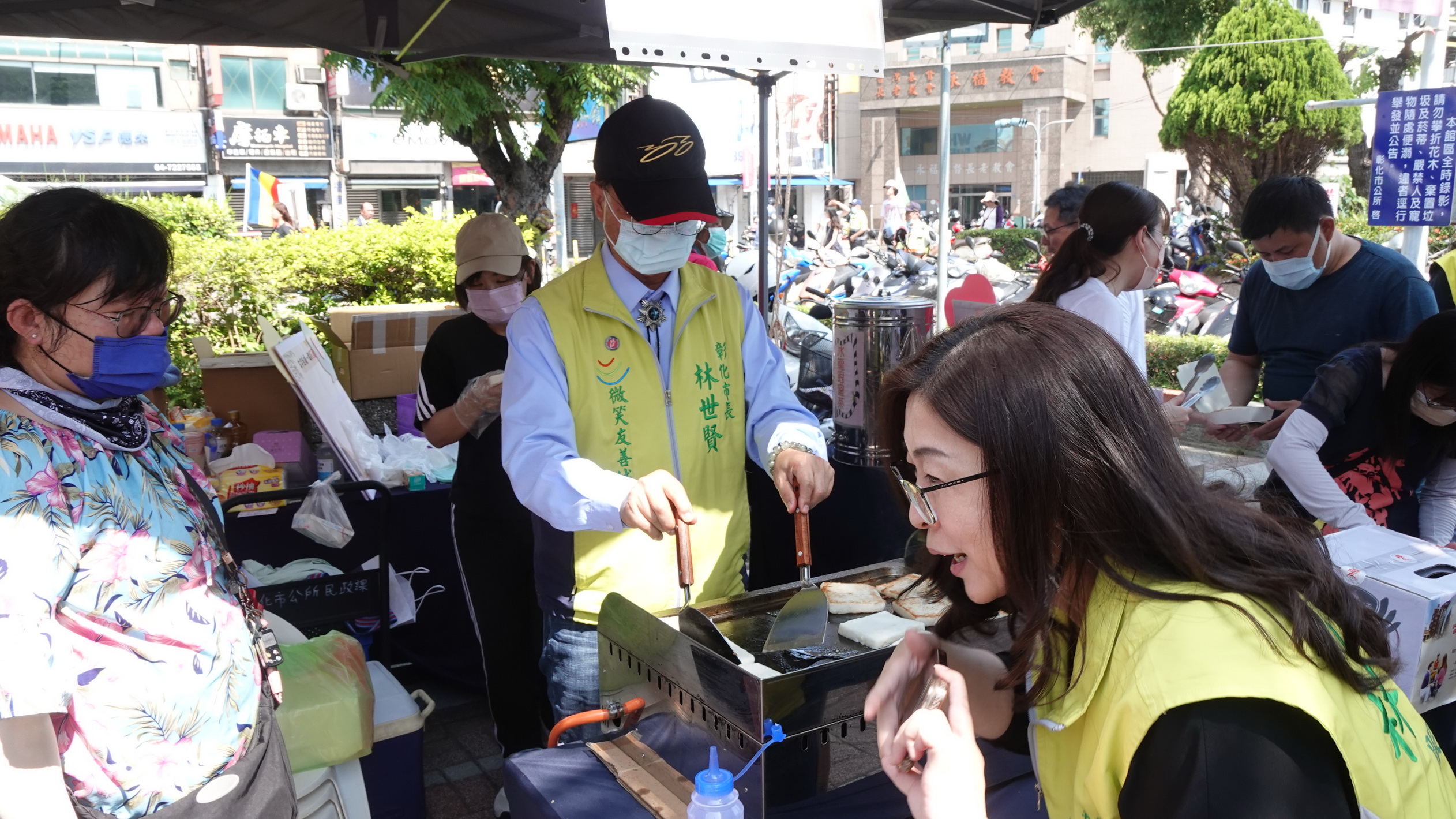 ▲彰化市公所結合佛教慈濟慈善基金會發起「花蓮震災救援募心募愛」愛心市集義賣活動。（記者張溎壕攝）