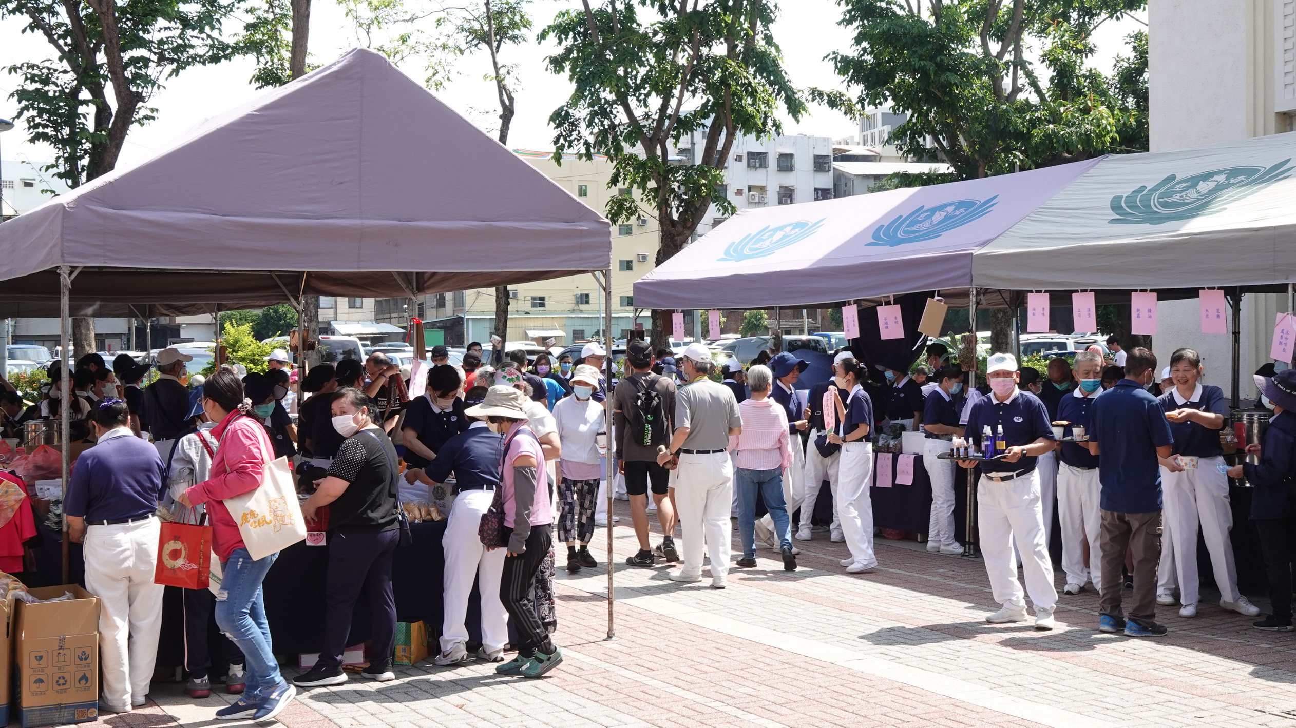 ▲彰化市公所結合佛教慈濟慈善基金會發起「花蓮震災救援募心募愛」愛心市集義賣活動。（記者張溎壕攝）