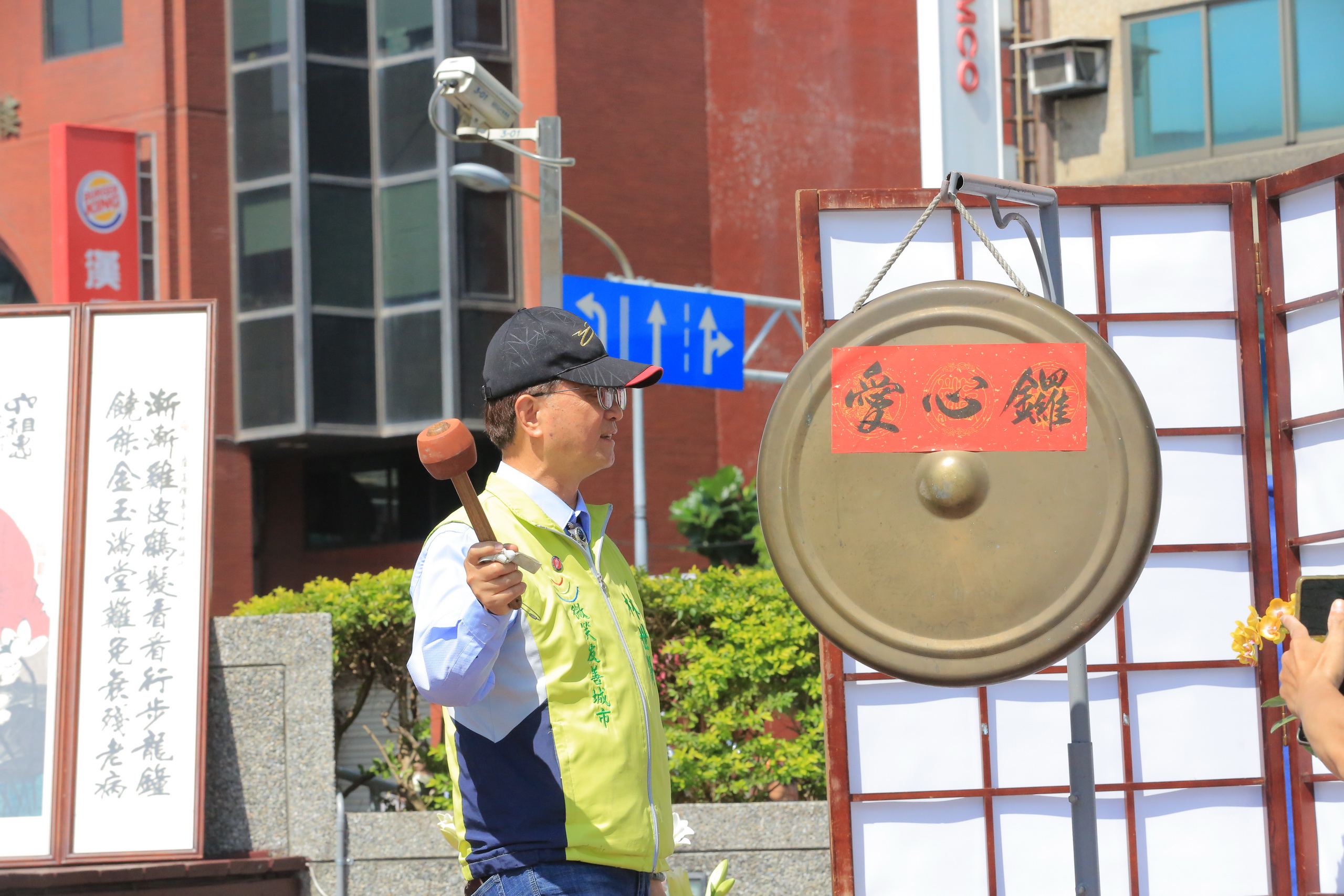 ▲彰化市公所結合佛教慈濟慈善基金會發起「花蓮震災救援募心募愛」愛心市集義賣活動。（記者張溎壕攝）